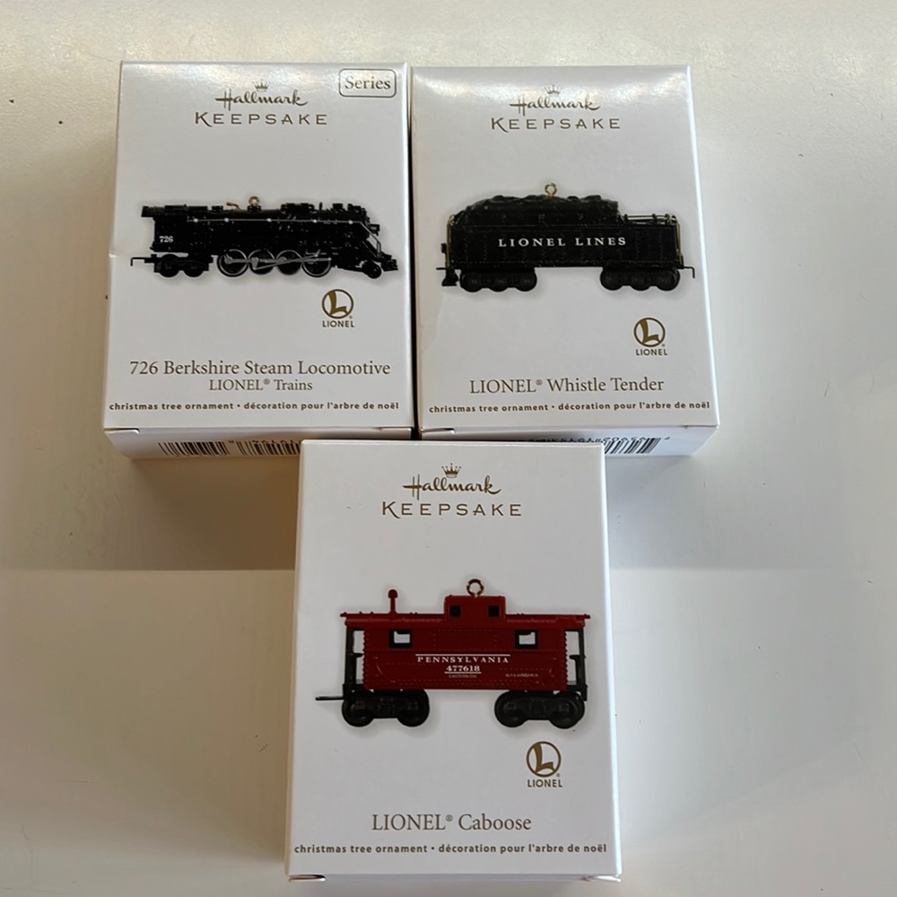HALLMARK KEEPSAKE ORNAMENT